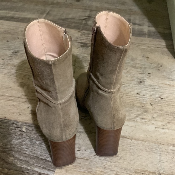 Camel-coloured low-rise suede boots - Picture 4 of 4